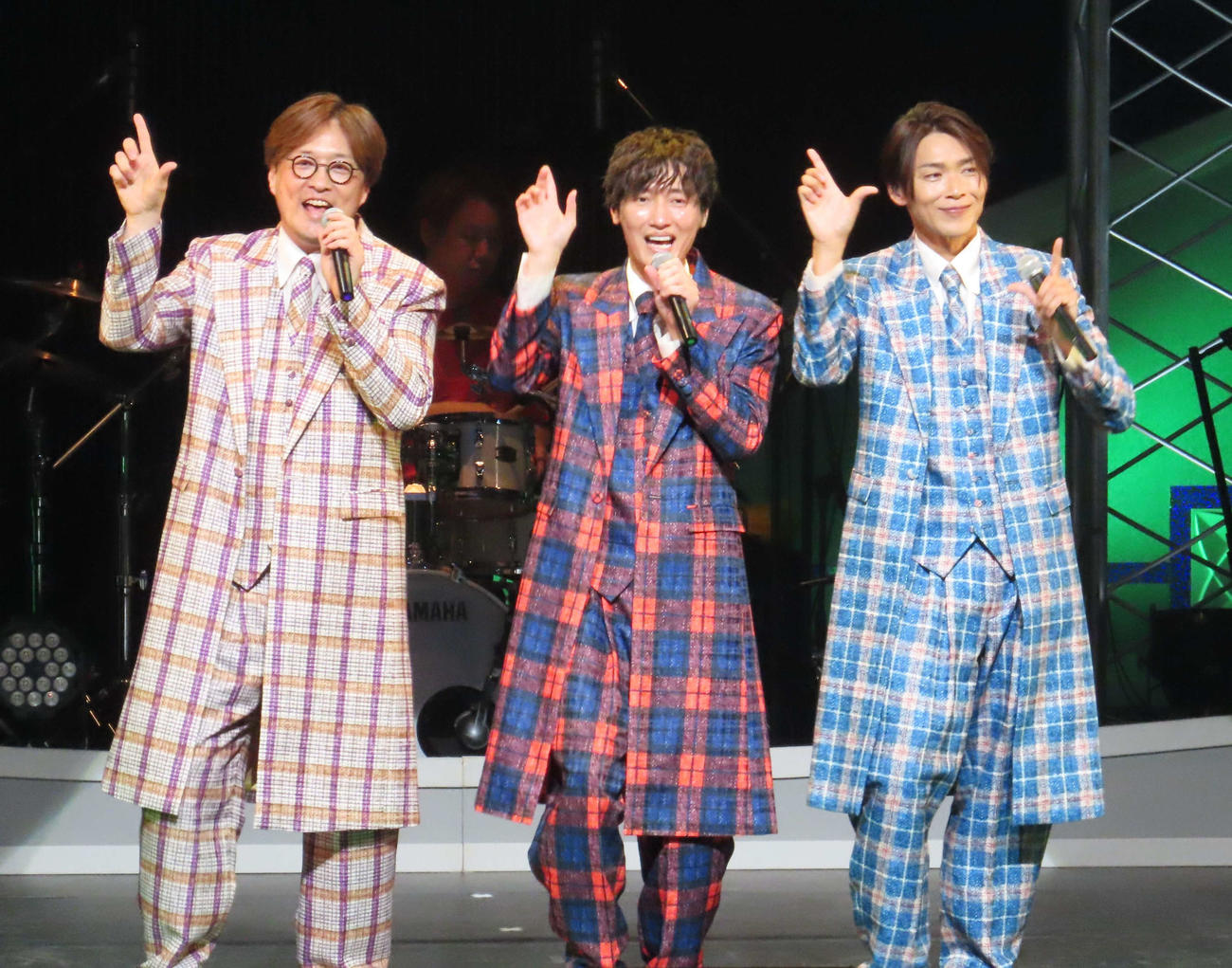 3人体制初の全国ツアー「純烈コンサート2025」初日公演でパフォーマンスする純烈。左から酒井一圭、後上翔太、白川裕二郎