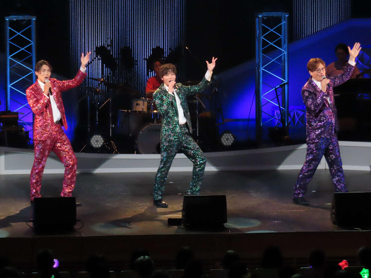 3人体制初の全国ツアー「純烈コンサート2025」初日公演でパフォーマンスする純烈。左から白川裕二郎、後上翔太、酒井一圭