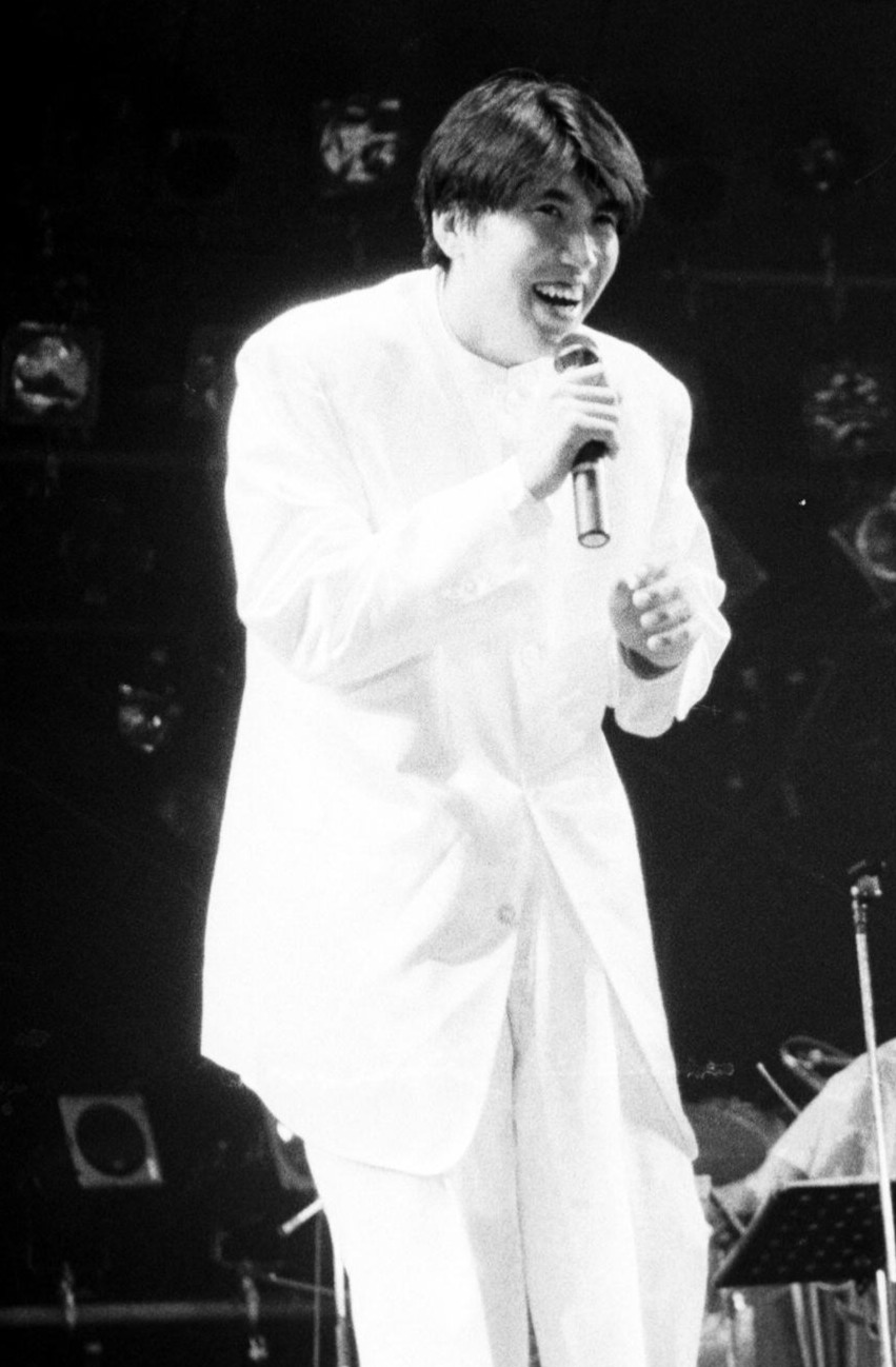 コンサートで笑顔を見せる「とんねるず」の石橋貴明（1986年5月）
