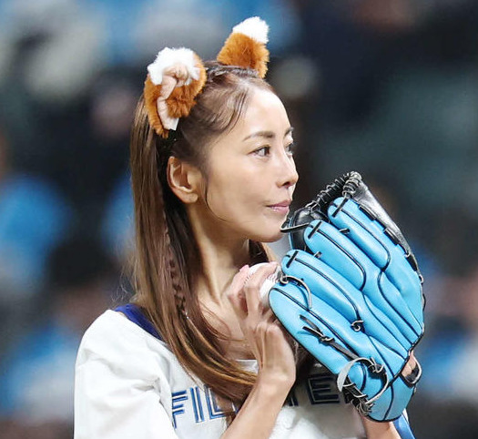 日本ハム対西武　始球式を務める熊切あさ美（撮影・宮地輝）