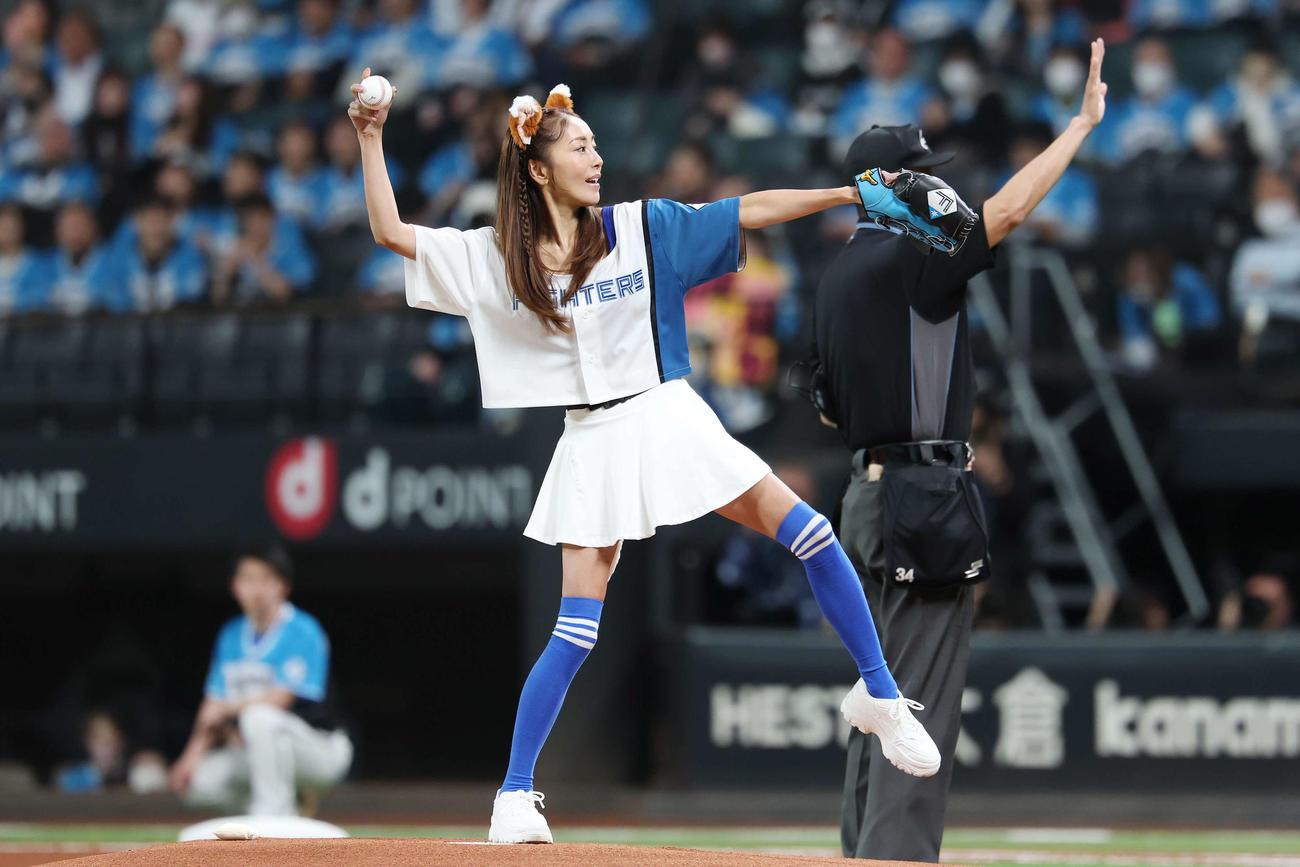 日本ハム対西武　始球式を務める熊切あさ美（撮影・宮地輝）