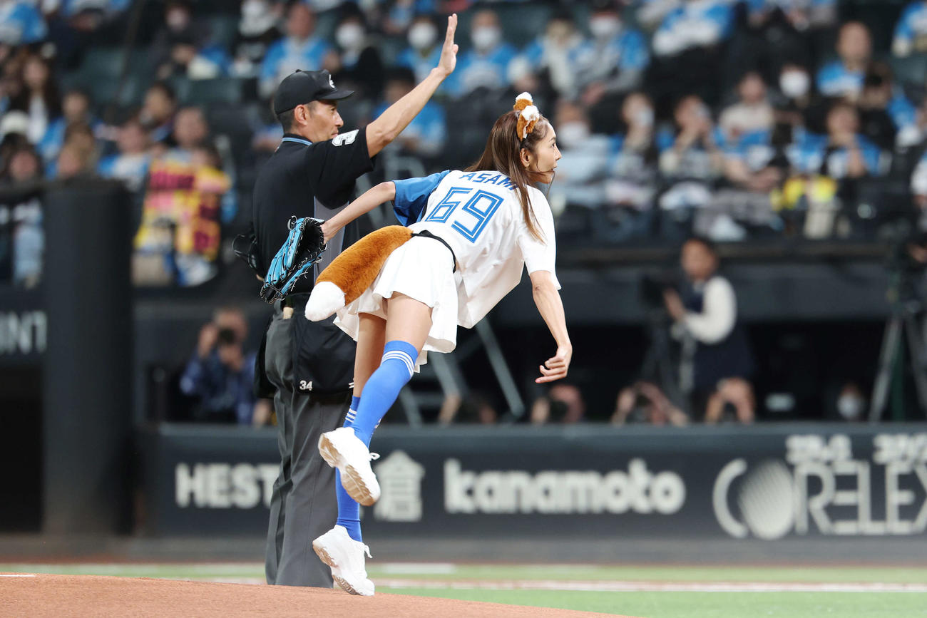 日本ハム対西武　始球式を務める熊切あさ美（撮影・宮地輝）