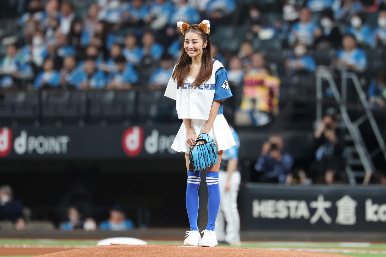 日本ハム対西武　始球式を務めた熊切あさ美（撮影・宮地輝）