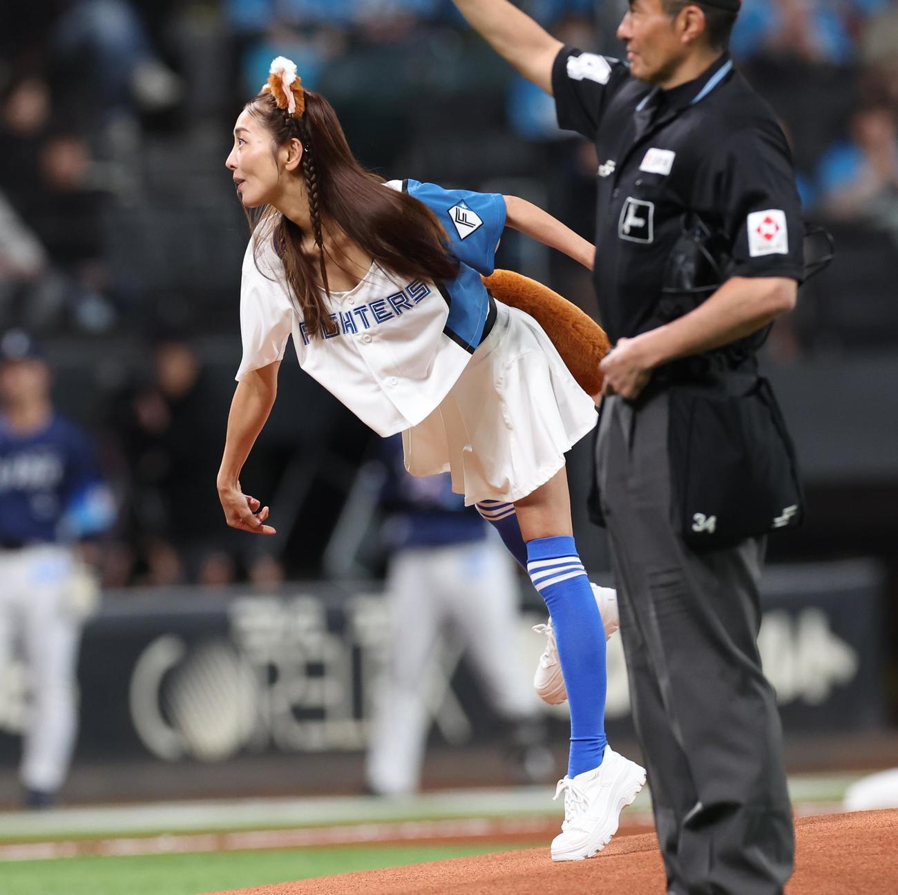 日本ハム対西武　始球式を務めた熊切あさ美（撮影・黒川智章）