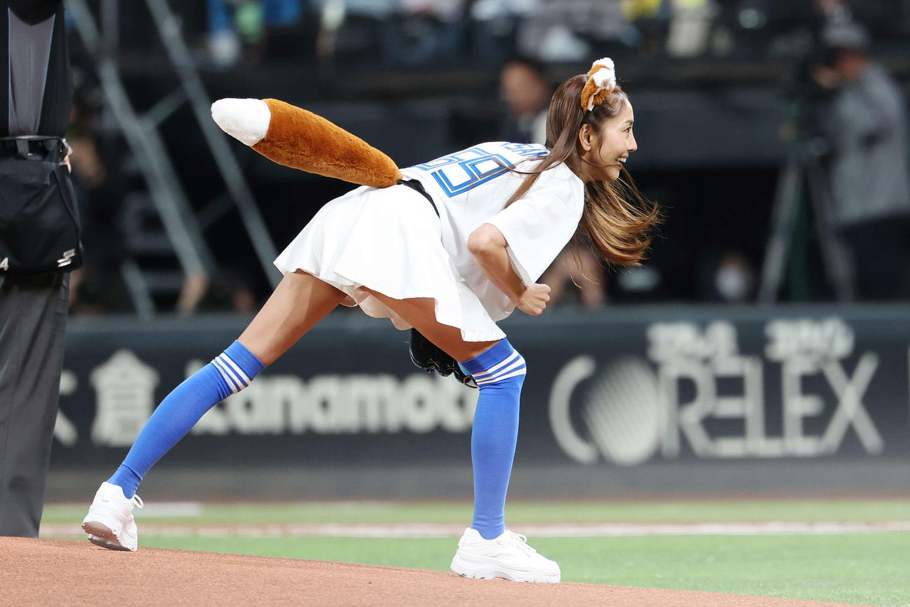 日本ハム対西武　始球式を務める熊切あさ美（撮影・宮地輝）