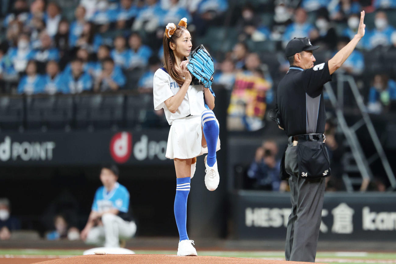 日本ハム対西武　始球式を務める熊切あさ美（撮影・宮地輝）
