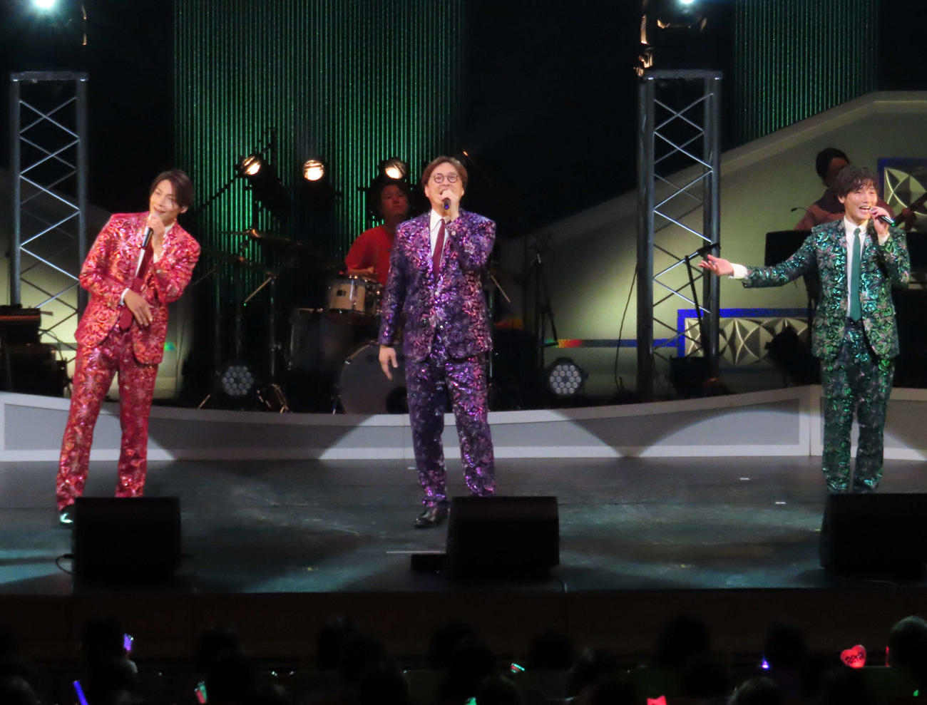 3人体制初の全国ツアー「純烈コンサート2025」初日公演でパフォーマンスする純烈。左から白川裕二郎、酒井一圭、後上翔太