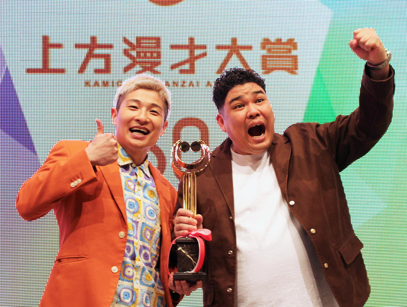 上方漫才大賞の新人賞を受賞した豪快キャプテンのべーやん（左）と山下ギャンブルゴリラ