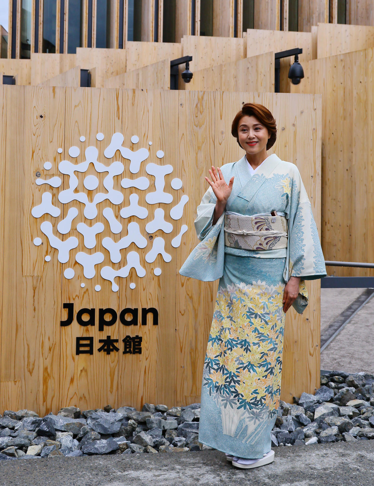 大阪・関西万博が開幕し、日本館の来館者を出迎えた藤原紀香（撮影・藤尾明華）