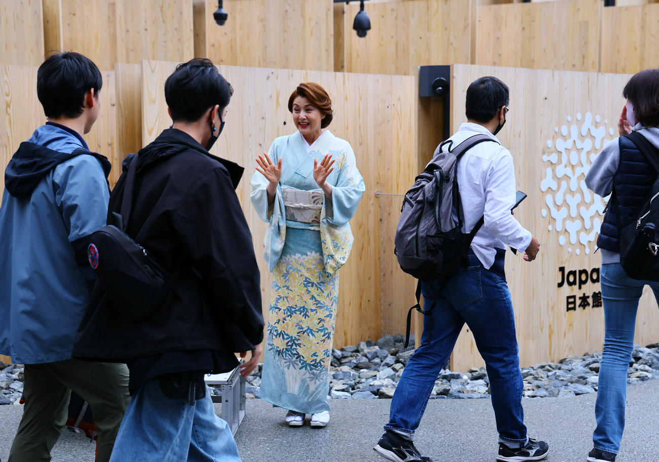 大阪・関西万博が開幕し、日本館の来館者を出迎える藤原紀香名誉館長（撮影・藤尾明華）