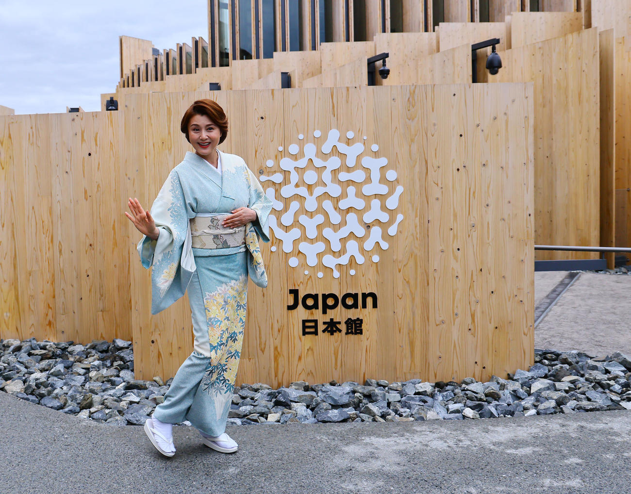 大阪・関西万博が開幕し、日本館の来館者を出迎えた藤原紀香（撮影・藤尾明華）