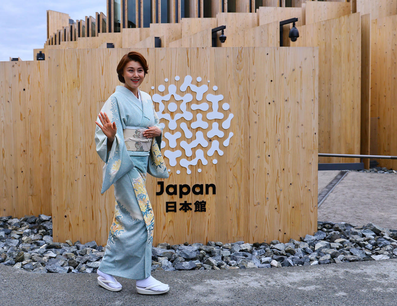 大阪・関西万博が開幕し、日本館の来館者を出迎えた藤原紀香（撮影・藤尾明華）