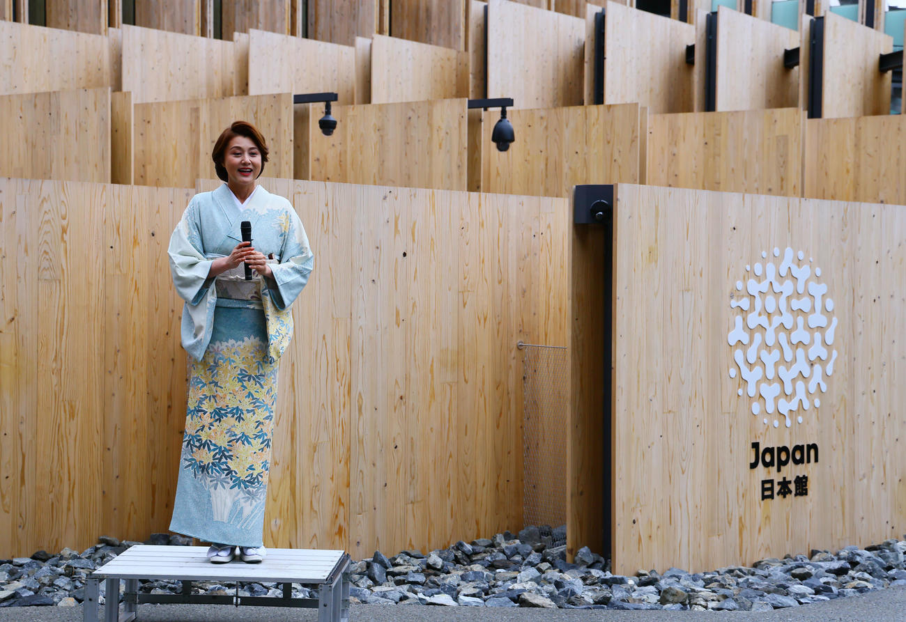 大阪・関西万博が開幕し、日本館のオープニングセレモニーに登場した藤原紀香（撮影・藤尾明華）