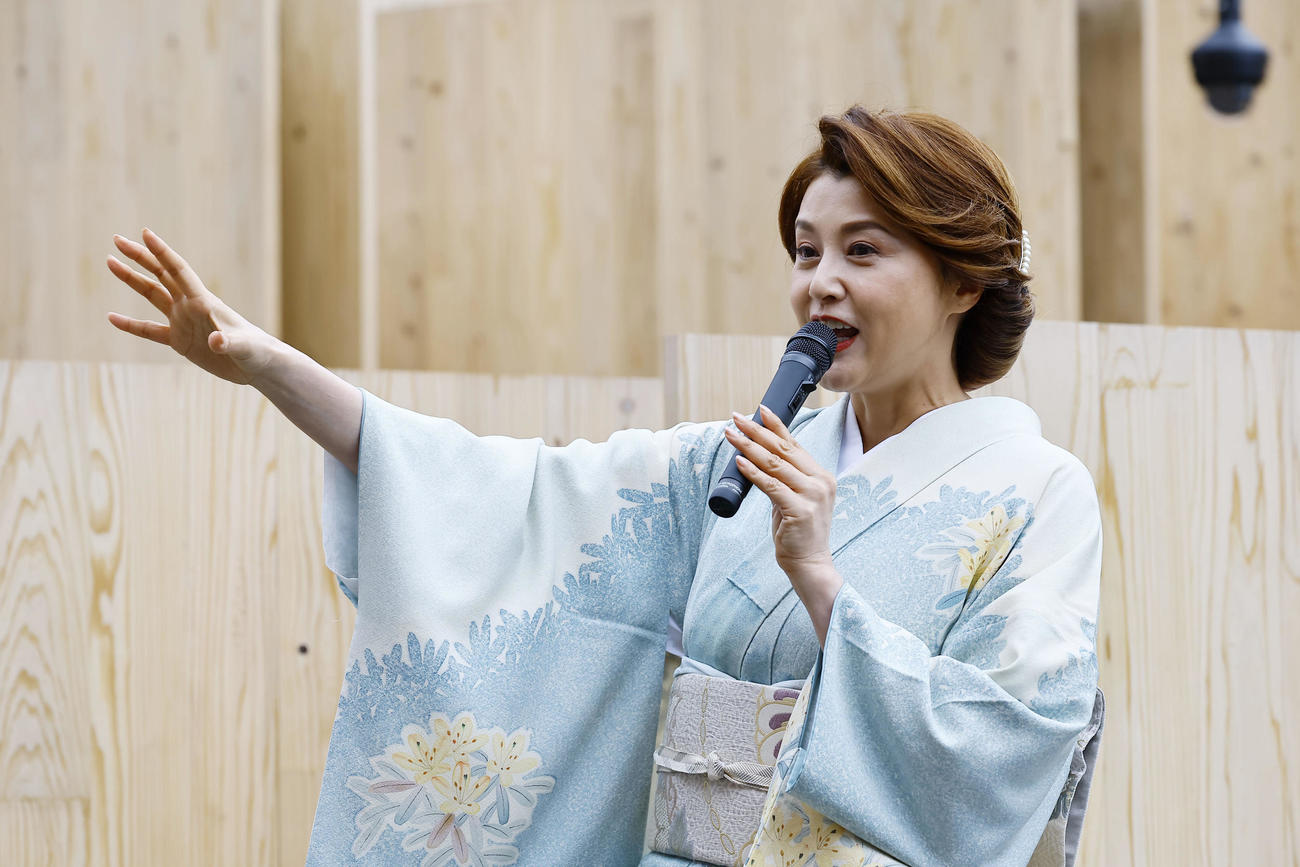 大阪・関西万博が開幕し、日本館のオープニングセレモニーであいさつする藤原紀香（撮影・藤尾明華）
