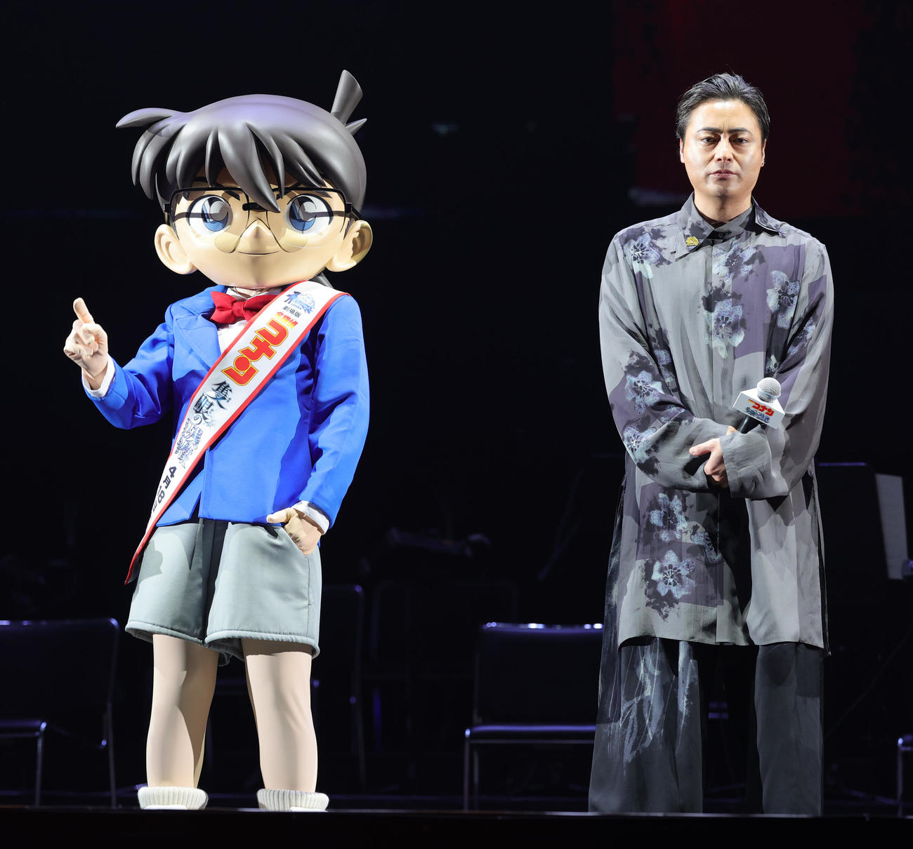 劇場版「名探偵コナン　隻眼の残像」SPファンミーティングに登場した、左から江戸川コナン、山田孝之（撮影・野上伸悟）
