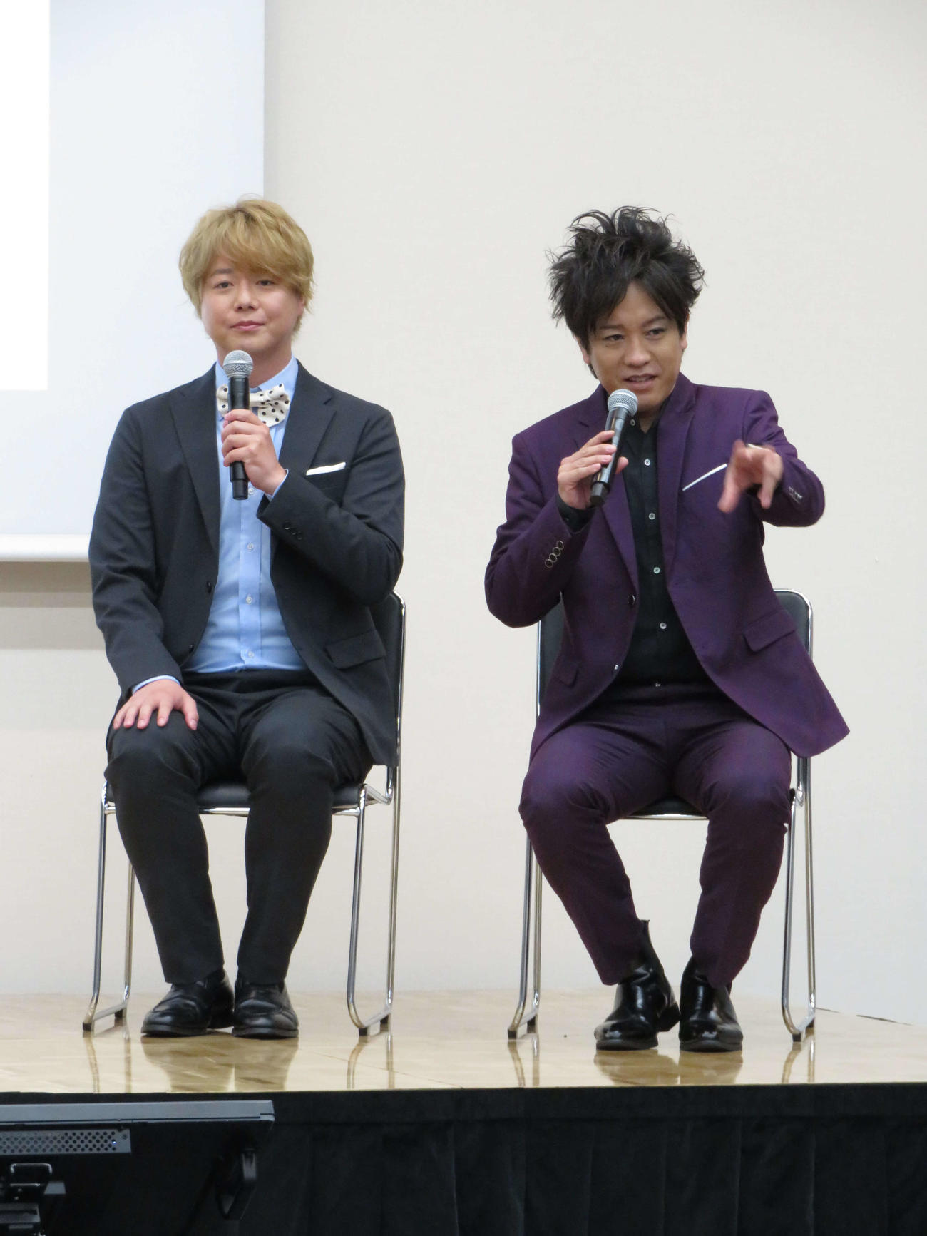 「4月17日　世界血友病デー患者向けイベント『血友病のこと、ぺこぱと一緒に学んだっていいだろう！！』」に登壇した、ぺこぱシュウペイ（左）と松陰寺太勇（撮影・村上幸将）