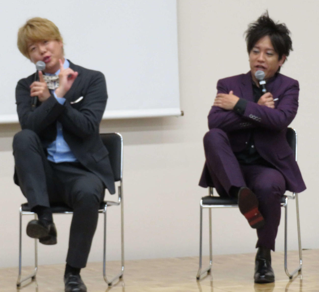 「4月17日　世界血友病デー患者向けイベント『血友病のこと、ぺこぱと一緒に学んだっていいだろう！！』」でストレッチを体験する、ぺこぱシュウペイ（左）と松陰寺太勇（撮影・村上幸将）