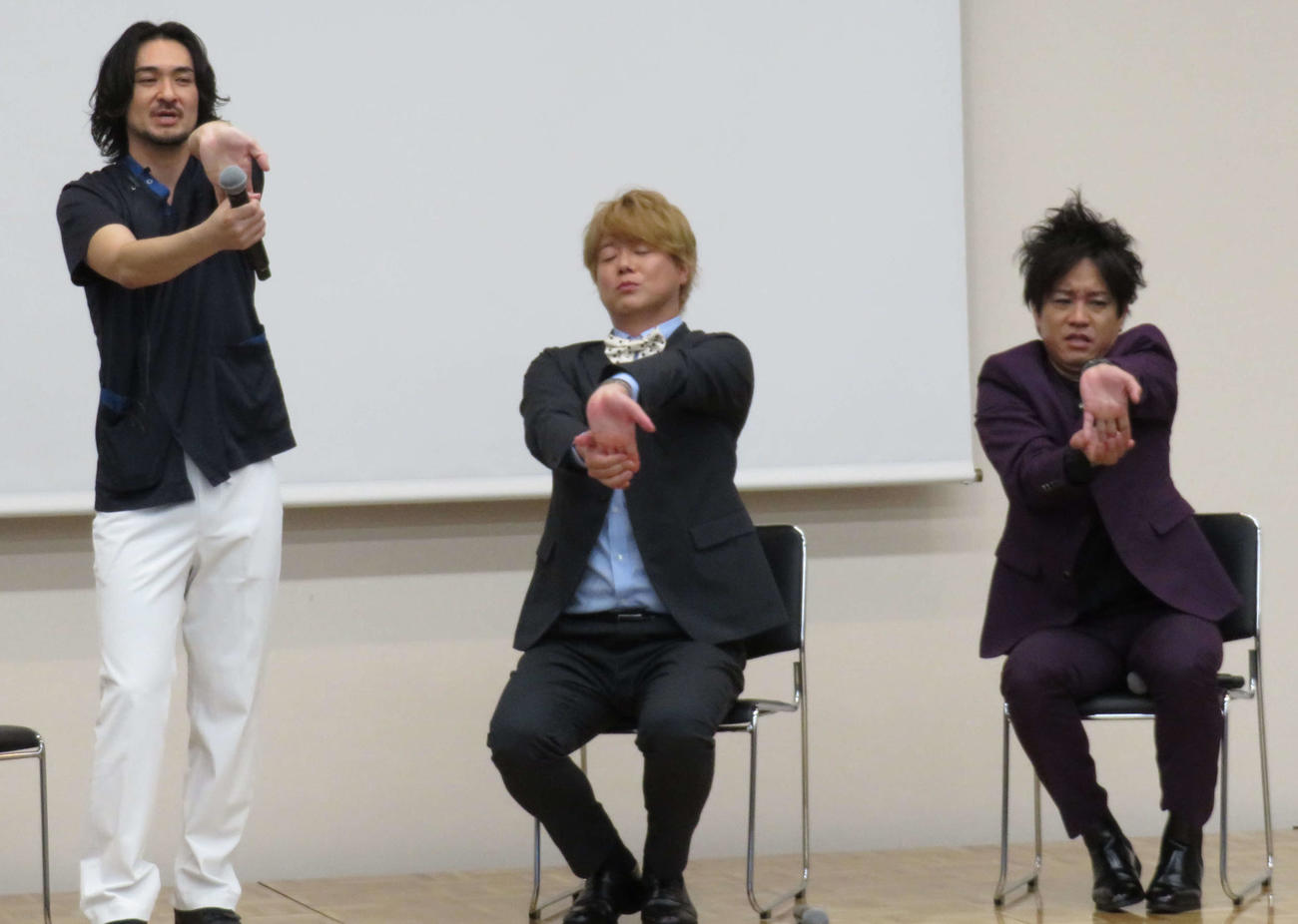 「4月17日　世界血友病デー患者向けイベント『血友病のこと、ぺこぱと一緒に学んだっていいだろう！！』」でストレッチを体験する、ぺこぱシュウペイ（中央）と松陰寺太勇（右）（撮影・村上幸将）
