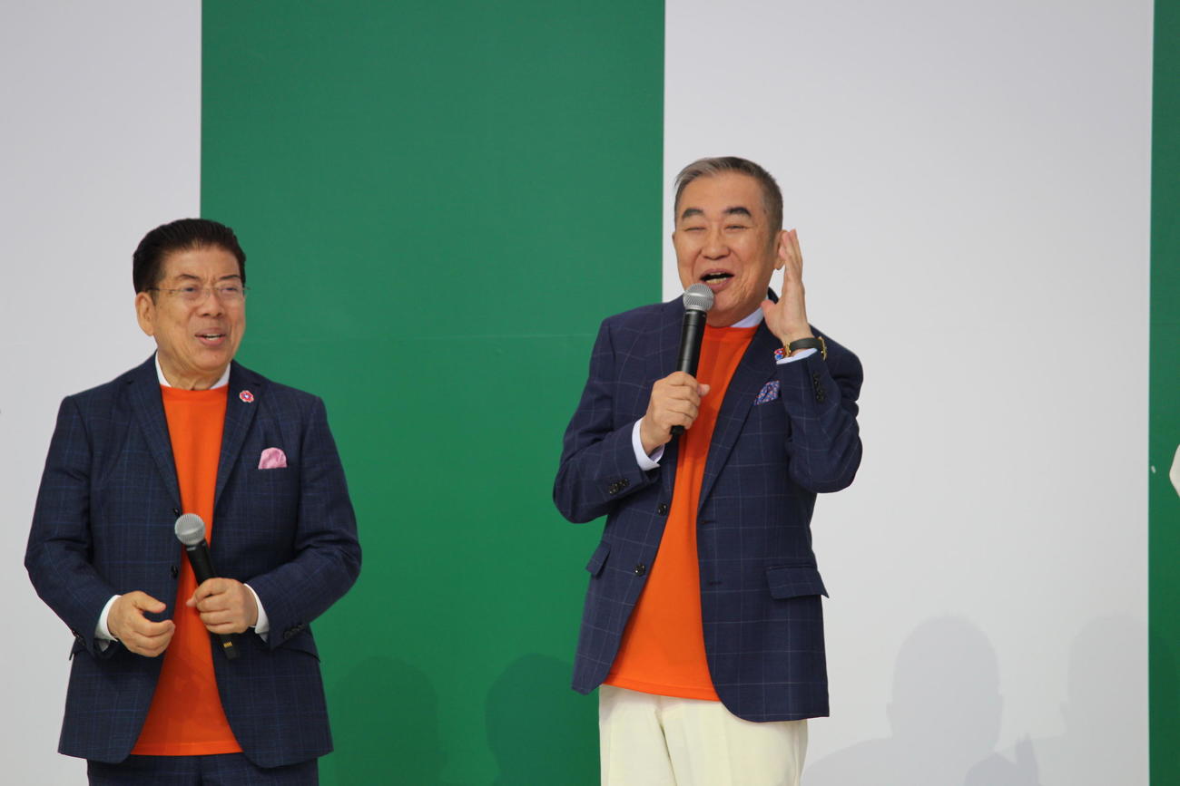 「よしもと　waraii myraii館」オープニングイベントに登場した西川きよし（左）、桂文枝