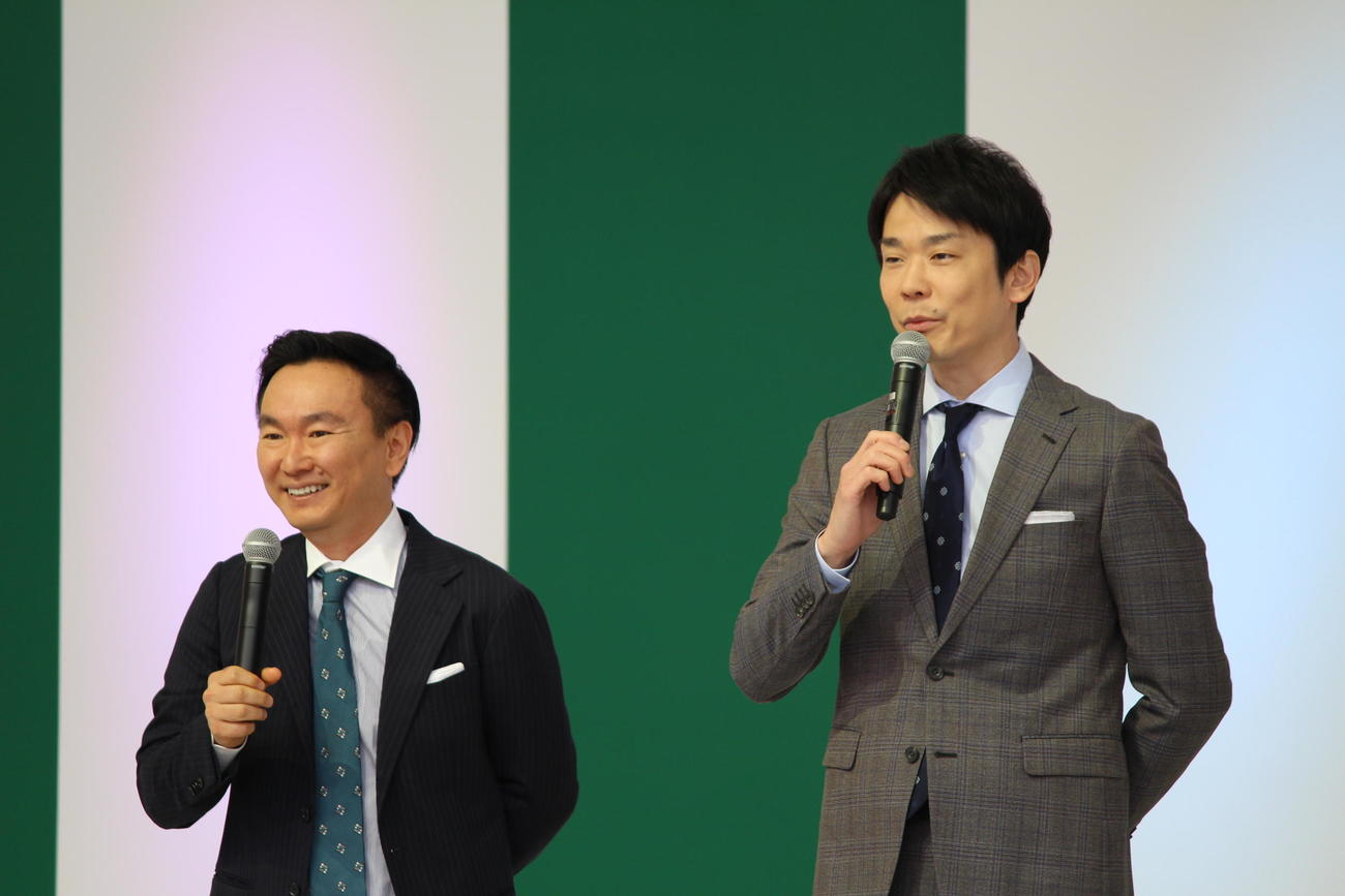 「よしもと　waraii myraii館」オープニングイベントで会場を盛り上げるかまいたちの山内（左）と濱家