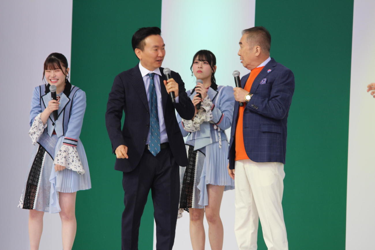 「よしもと　waraii myraii館」オープニングイベントに登場したかまいたち山内（左）と桂文枝