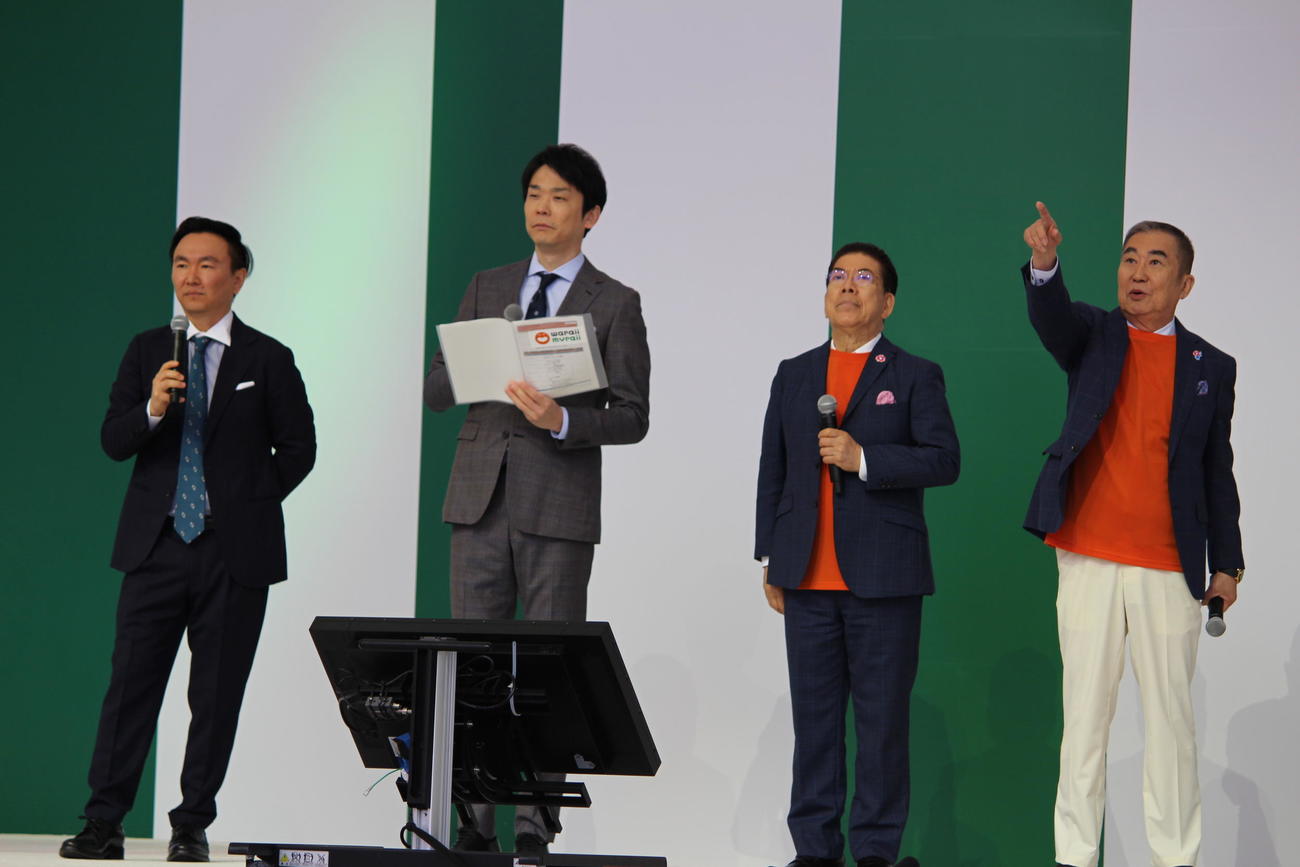 「よしもと　waraii myraii館」オープニングイベントで会場を盛り上げる（左から）かまいたち山内、濱家、西川きよし、桂文枝