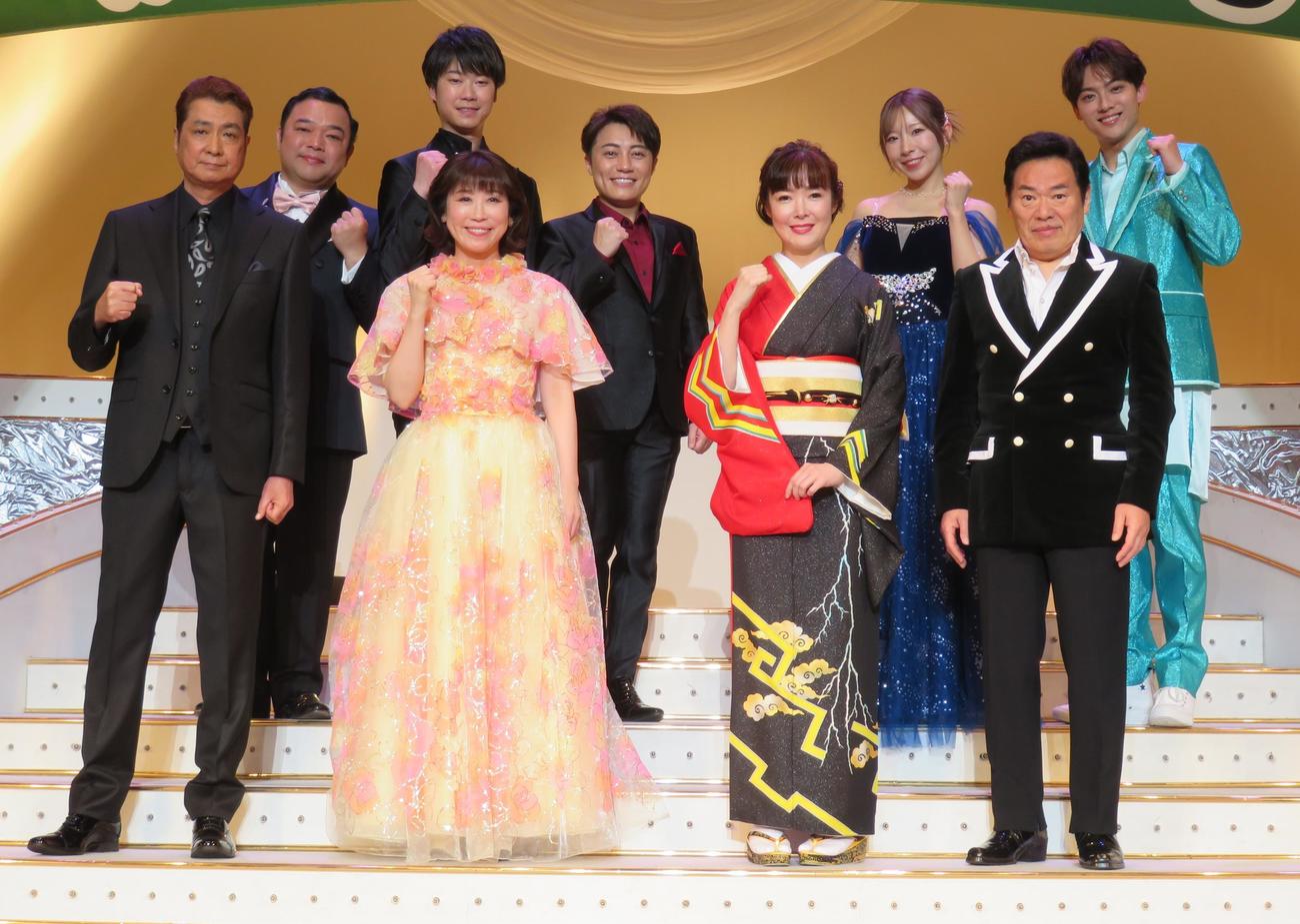長良グループ「夜桜演歌まつり」に参加した、前列左から山川豊、水森かおり、田川寿美、グッチ裕三、後列左から西寄ひがし、はやぶさのヤマト、ヒカル、岩佐美咲、辰巳ゆうと