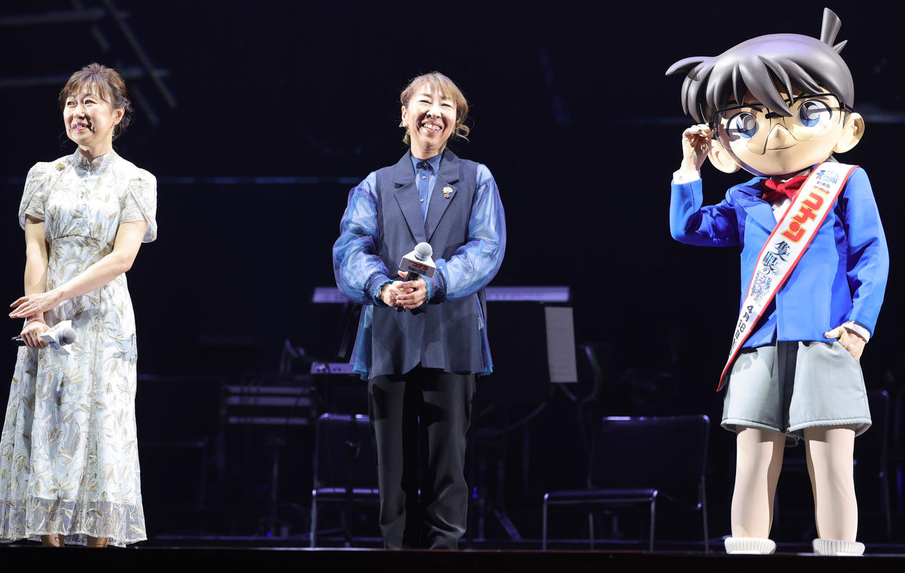 劇場版「名探偵コナン　隻眼の残像」SPファンミーティングに登場した、左から山崎和佳奈、高山みなみ、江戸川コナン（撮影・野上伸悟）