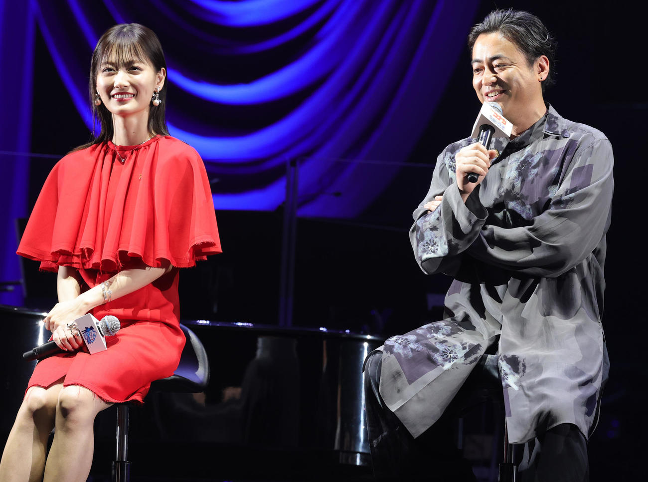 劇場版「名探偵コナン　隻眼の残像」SPファンミーティングに登場した山下美月（左）と山田孝之（撮影・野上伸悟）