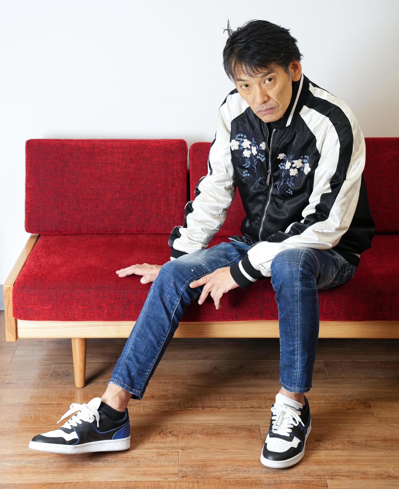 23年11月、りりしい表情でカメラを見る叶井俊太郎さん