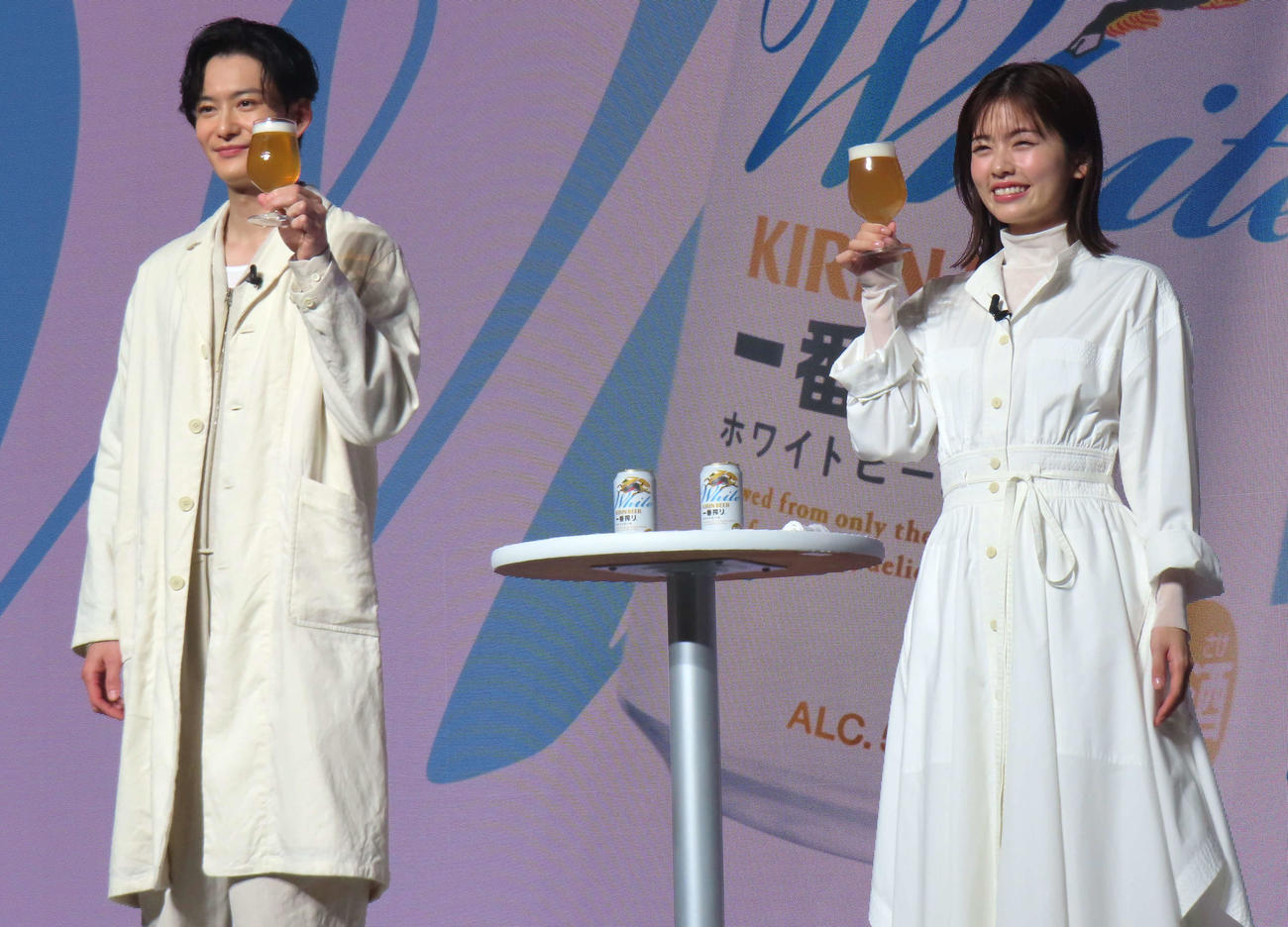 「一番搾り　ホワイトビール」で乾杯した岡田将生（左）と小芝風花