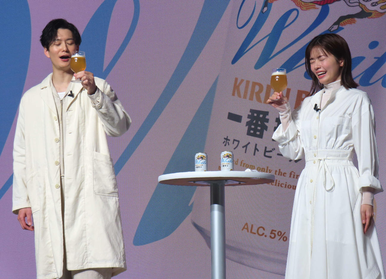 「一番搾り　ホワイトビール」を味わう岡田将生（左）と小芝風花
