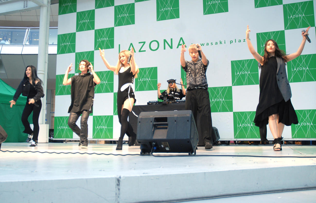 新曲「brave up！！feat．DJ KOO」発売イベントでパフォーマンスするlol。左からhonoka、小見山直人、hibiki、DJ KOO、佐藤友祐、moca（2019年7月撮影）