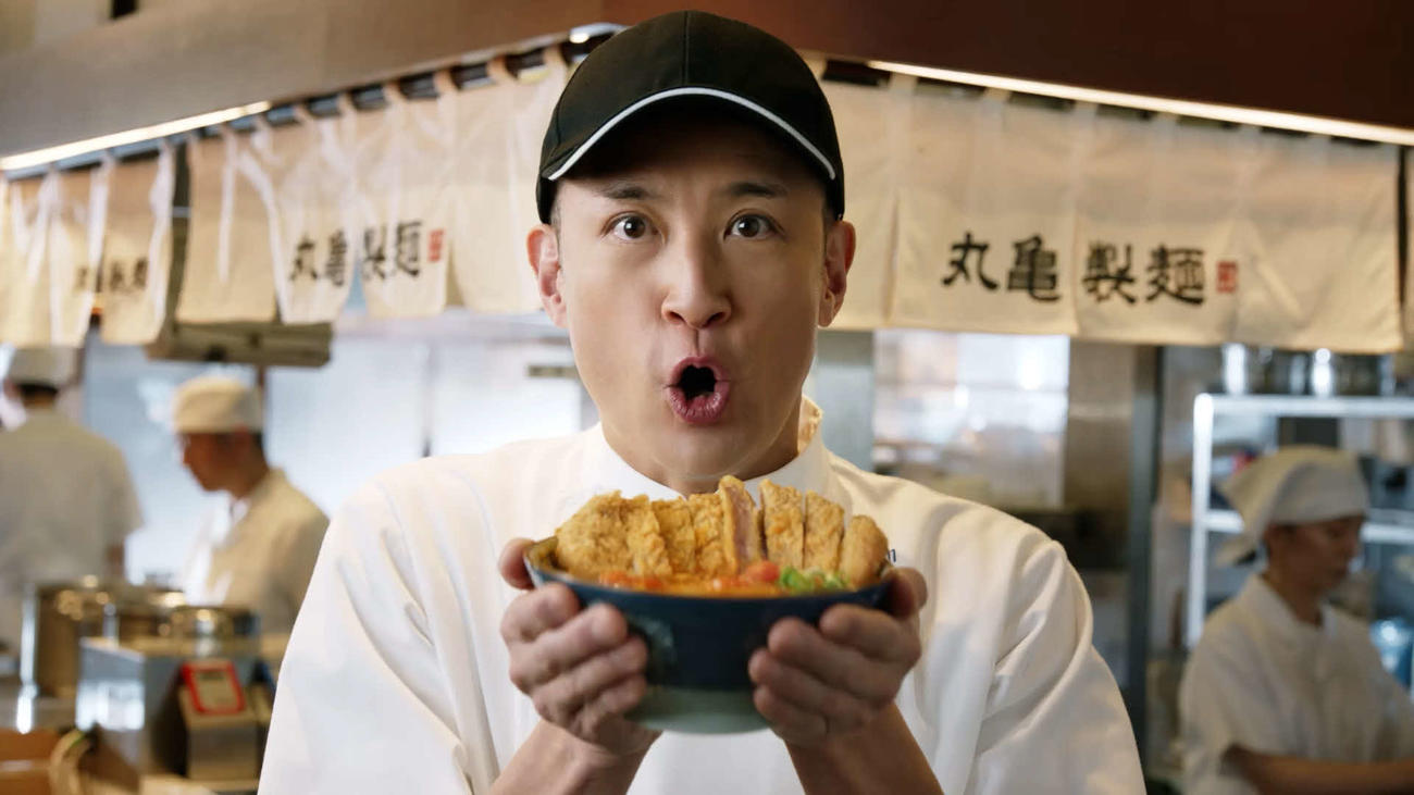 TOKIO松岡昌宏出演の丸亀製麺新テレビCMの一場面