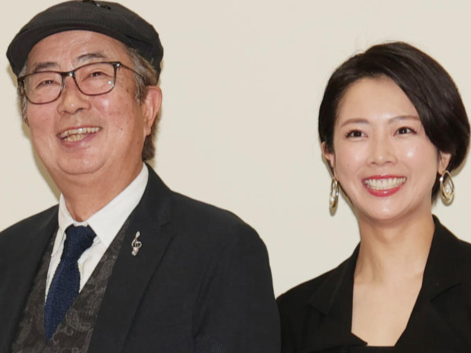 笑顔を見せる左から大和田獏、大和田美帆（2022年4月撮影）