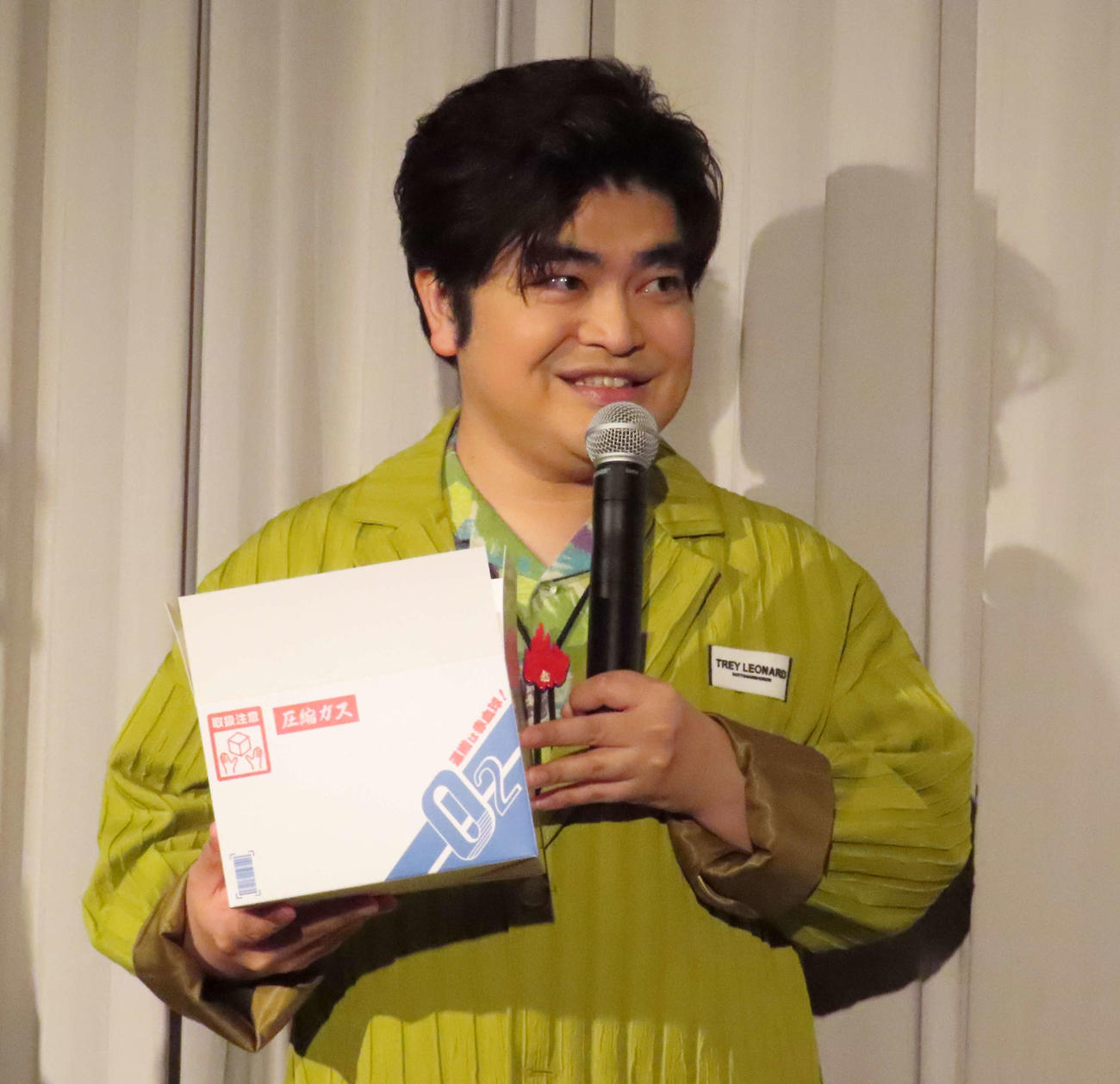 映画「はたらく細胞」デジタル配信／ブルーレイ＆DVDリリース決定記念イベントに出席し、数量限定版の特典「赤血球の酸素ボックス」を手にする加藤諒
