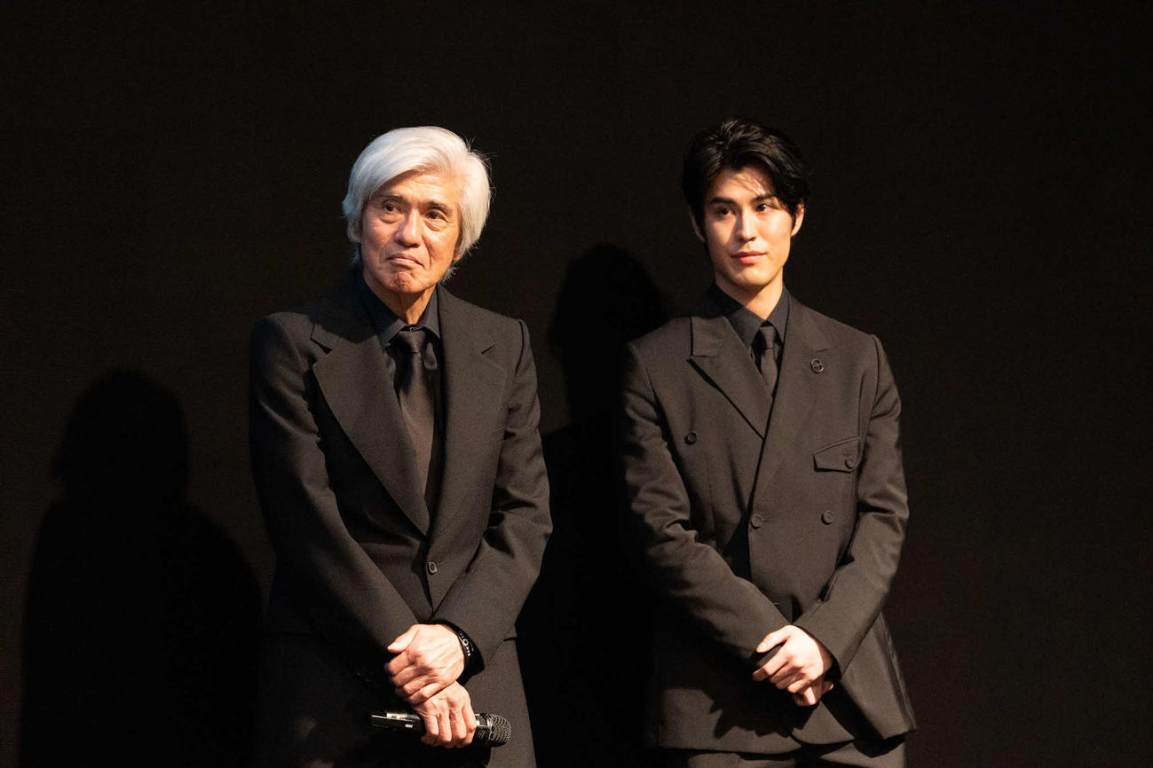 三國連太郎さんの13回忌の会に登壇した佐藤浩市（左）と長男の寛一郎