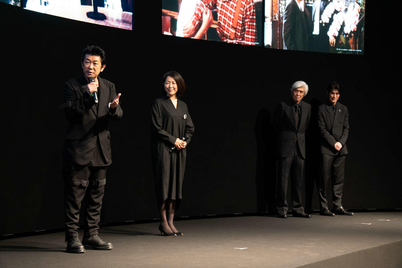 三國連太郎さんの13回忌の会に登壇した、左から永瀬正敏、羽田美智子、佐藤浩市と長男の寛一郎