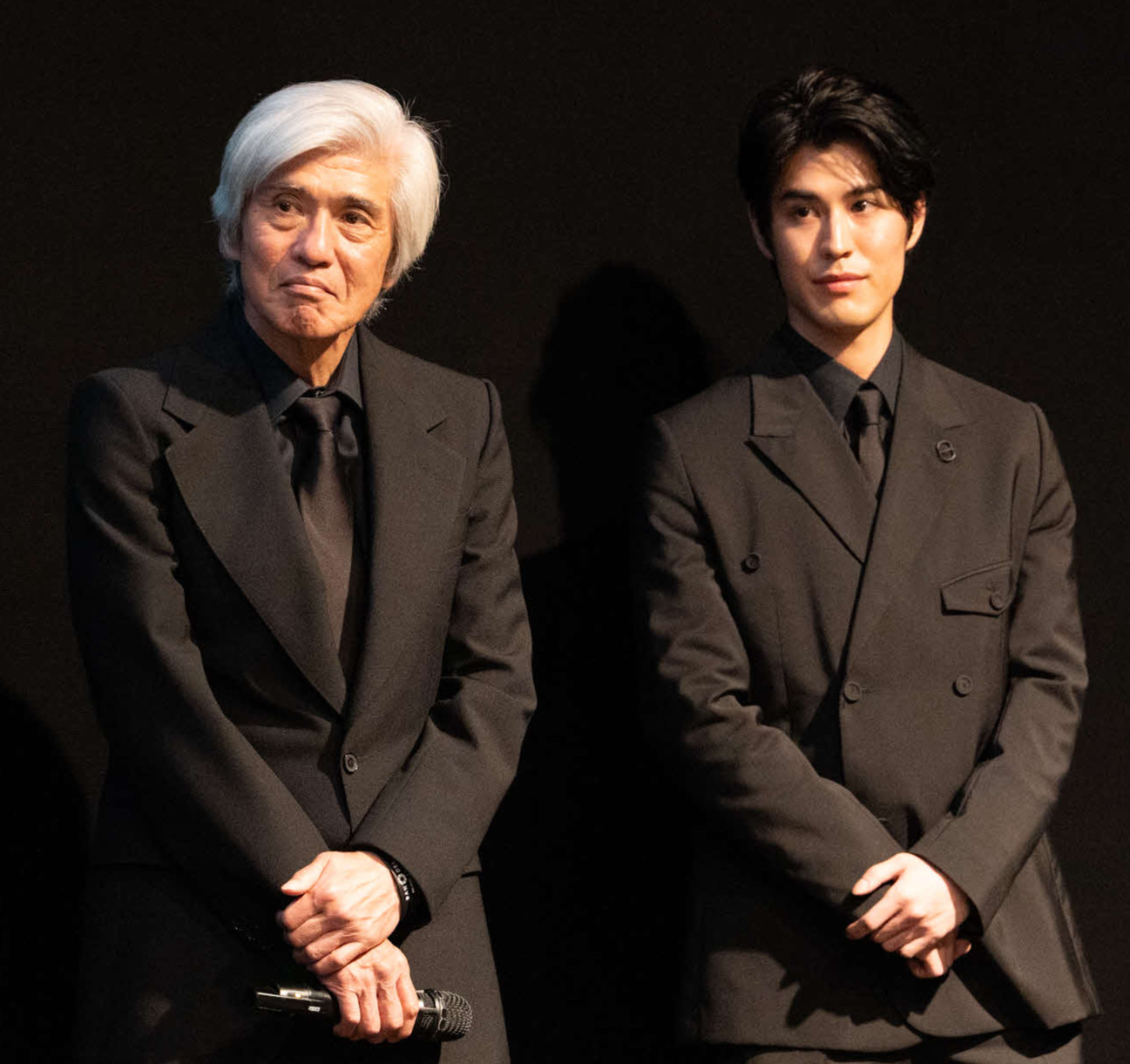 三國連太郎さんの13回忌の会に登壇した佐藤浩市（左）と長男の寛一郎