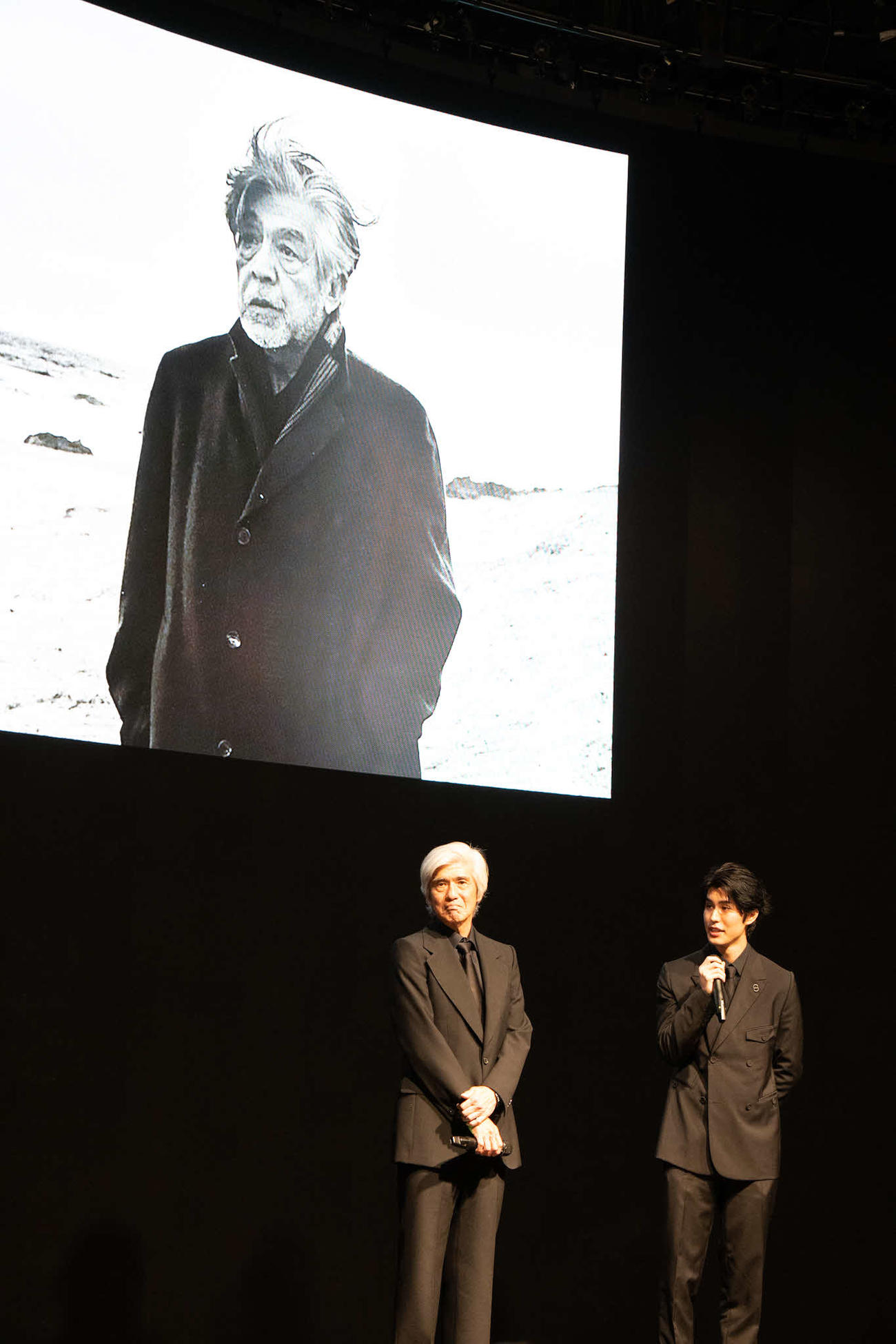 三國連太郎さんの「13回忌の会」に登壇した佐藤浩市（左）と長男の寛一郎
