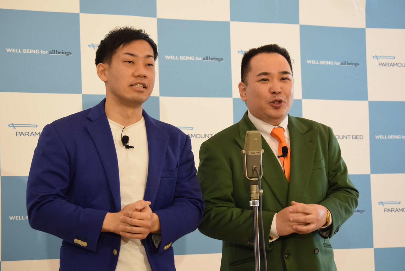 「パラマウントベッド　眠りギャラリーKITTE大阪店」先行お披露目会でネタを披露するミルクボーイ駒場孝（左）と内海崇（撮影・阪口孝志）