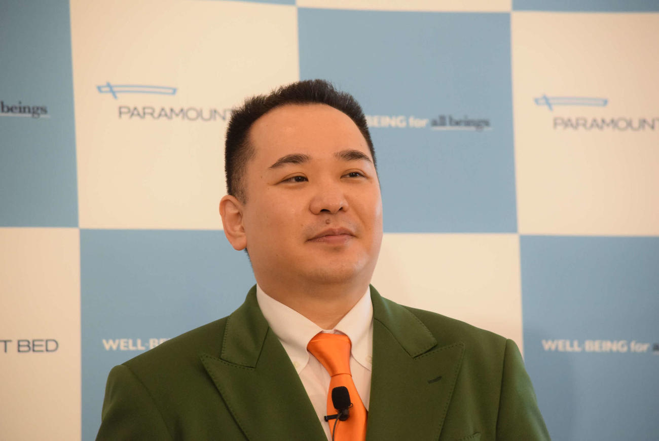 「パラマウントベッド　眠りギャラリーKITTE大阪店」先行お披露目会に出席したミルクボーイ内海崇（撮影・阪口孝志）