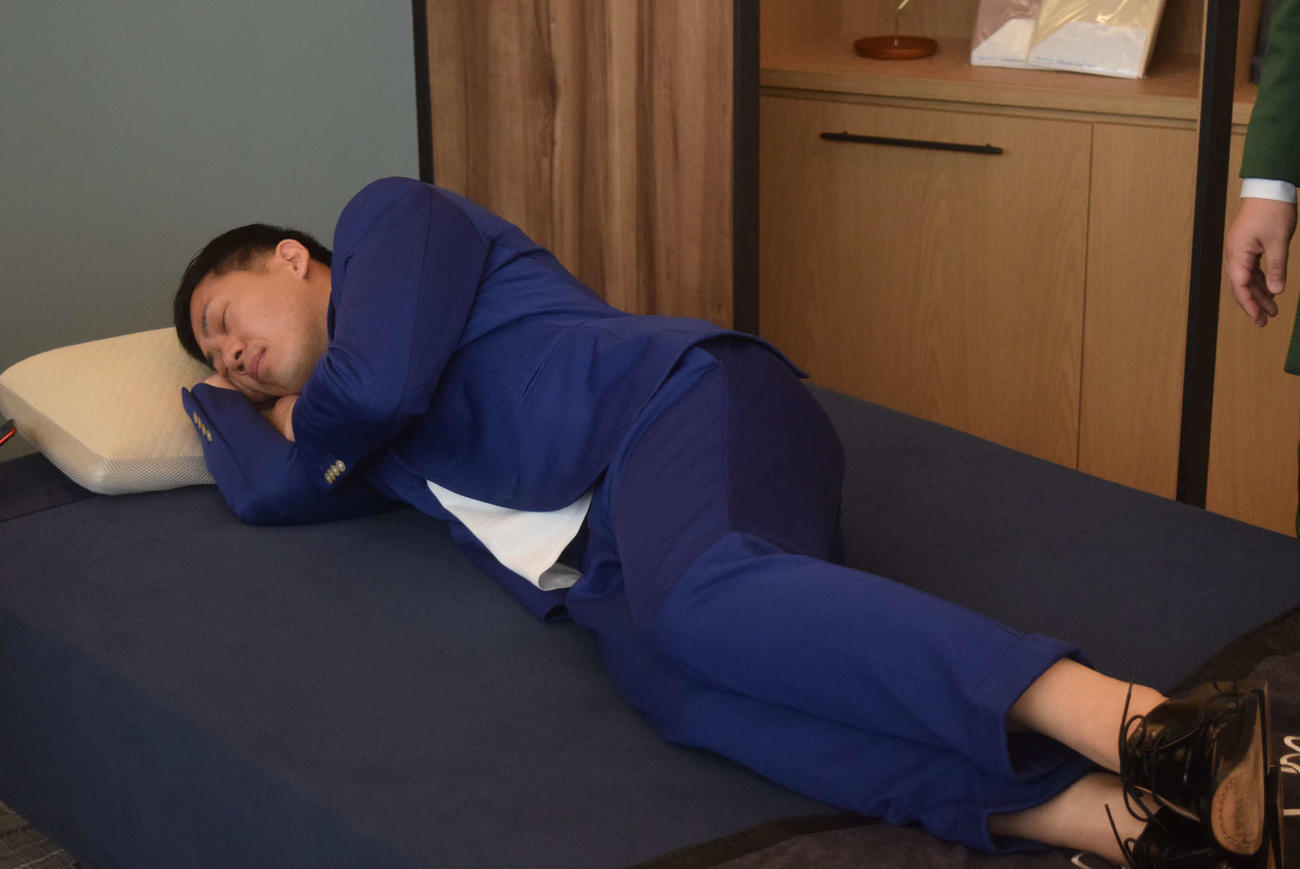 パラマウントベッド「Active Sleep BED」を体験し、気持ちよさそうなミルクボーイ駒場孝（撮影・阪口孝志）