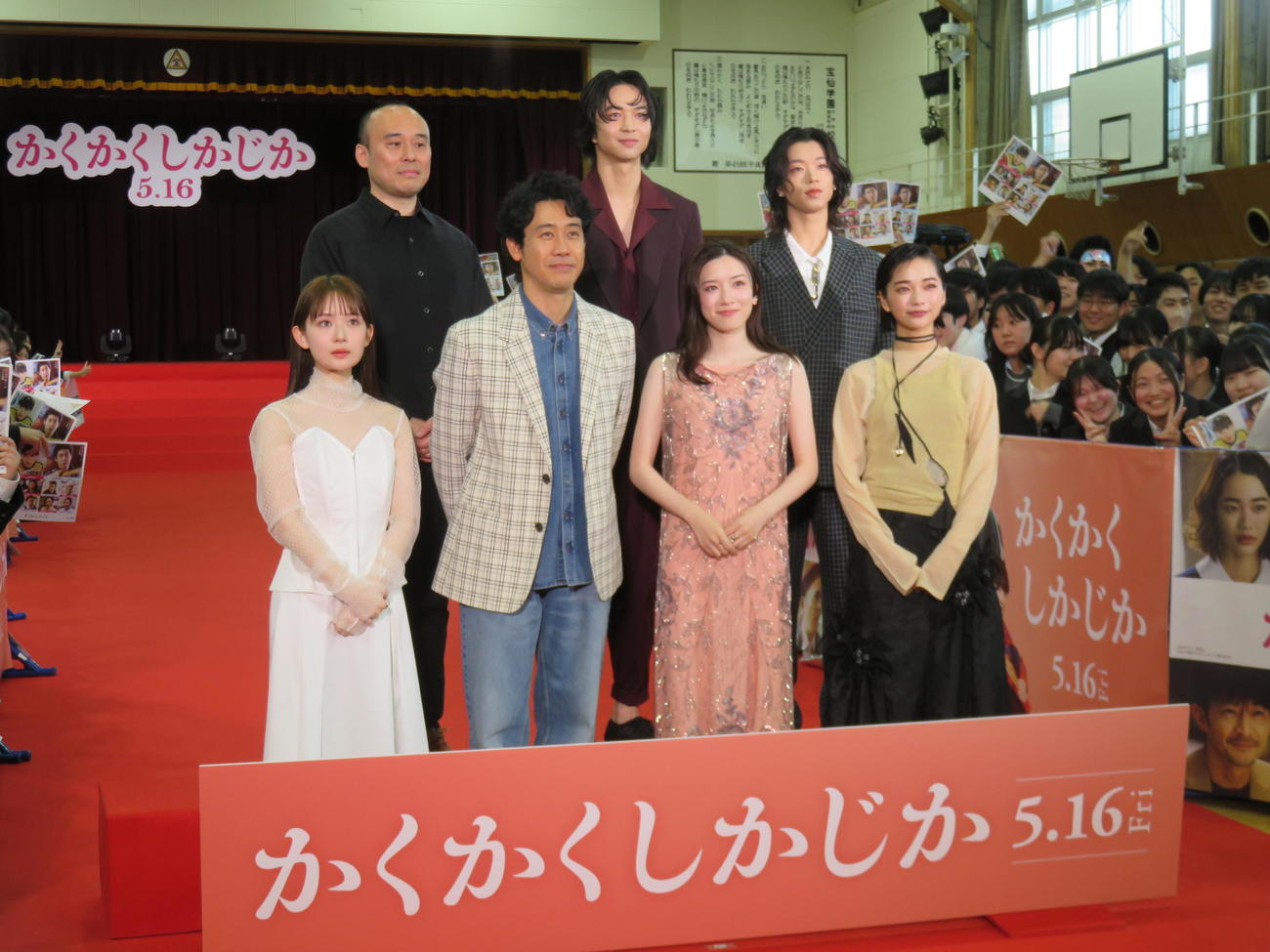 映画「かくかくしかじか」高校プレミアに出席した、上段左から関和亮監督、鈴木仁、森愁斗、下段左から畑芽育、大泉洋、永野芽郁、見上愛