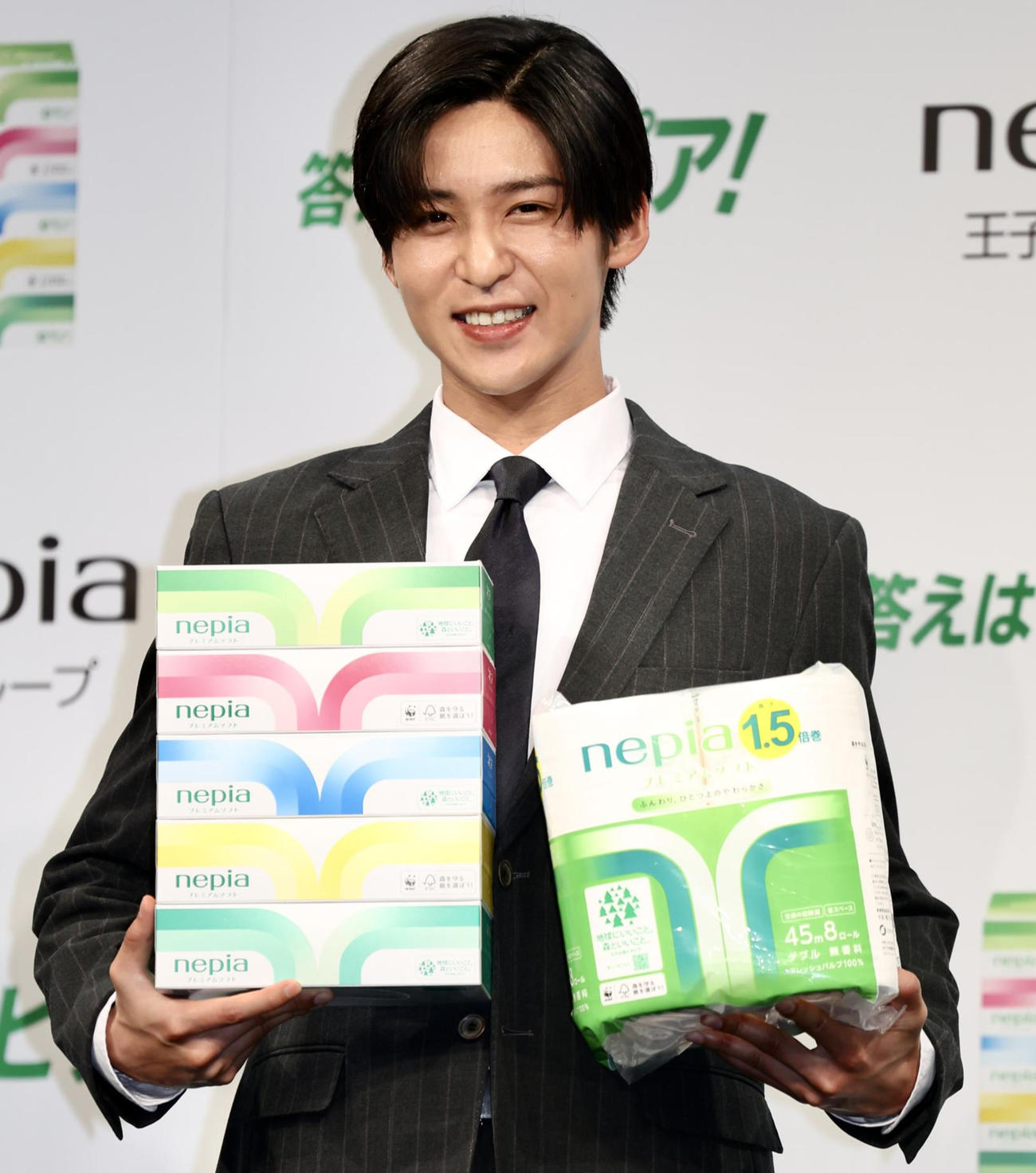 ネピアプレミアムソフトを手に写真に納まる目黒蓮（撮影・河田真司）