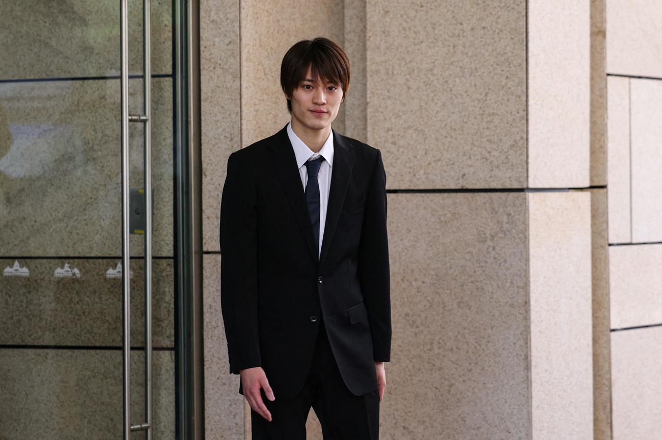 公判後に裁判所を出る上村謙信被告（ロイター）