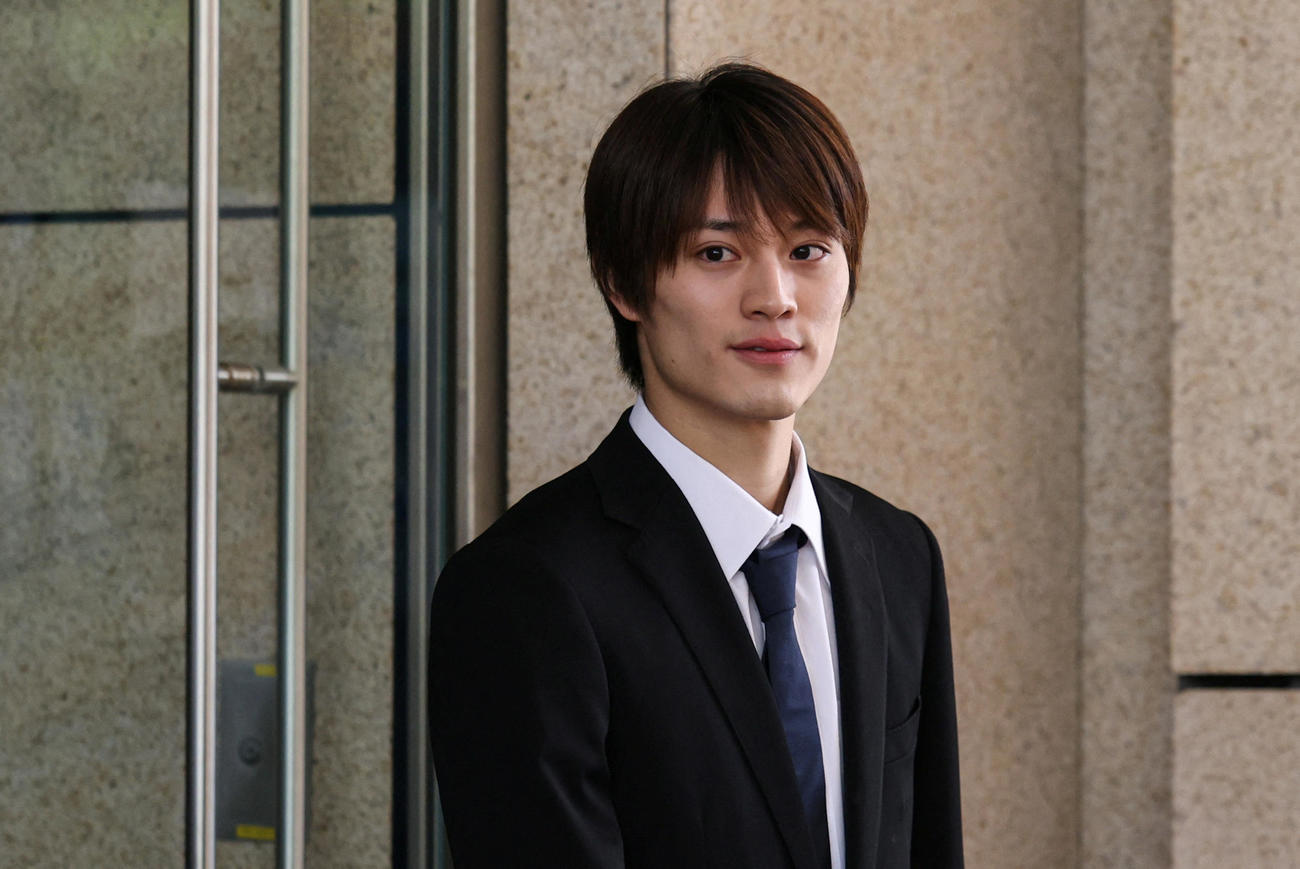 公判後に裁判所を出る上村謙信被告（ロイター）