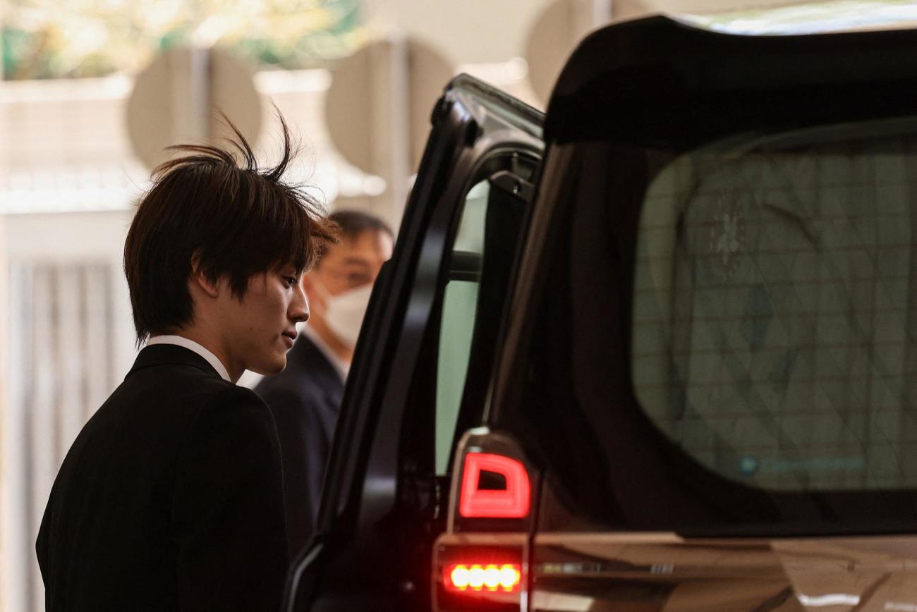 公判後に裁判所を出る上村謙信被告（ロイター）