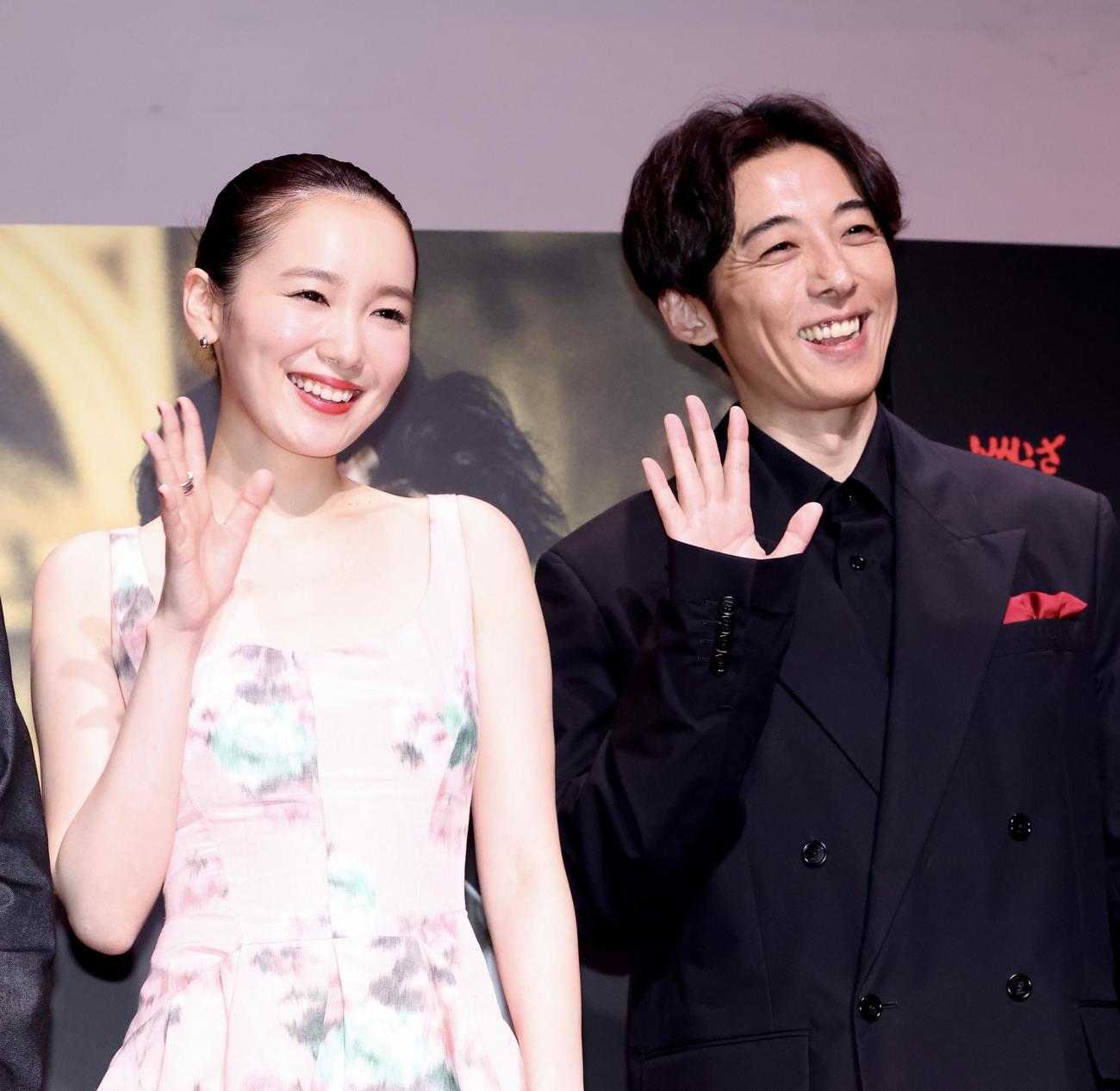 「岸辺露伴は動かない　懺悔室」完成報告会で笑顔で手を振る、左から飯豊まりえ、高橋一生（撮影・河田真司）