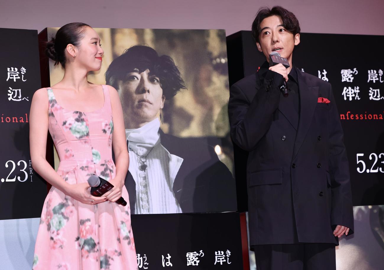 「岸辺露伴は動かない　懺悔室」完成報告会に臨む飯豊まりえ（左）と高橋一生（撮影・河田真司）
